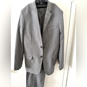 Pre-Owned Boys Calvin Klein size 18 regular suit.
Like new suit

#calvinklein